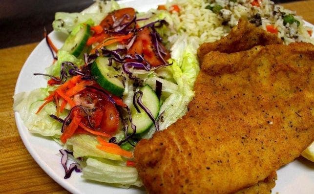 Fish and Chips con ensalada. Foto de John's Fish 'n' Chips.