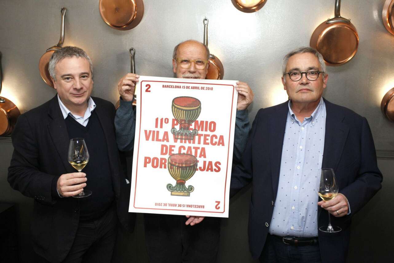 Claret Serrahima, diseÃ±ador del cartel de la undÃ©cima ediciÃ³n del concurso de cata, flanqueado por los artÃ­fices del premio: Quim Vila y su socio Siscu MartÃ­