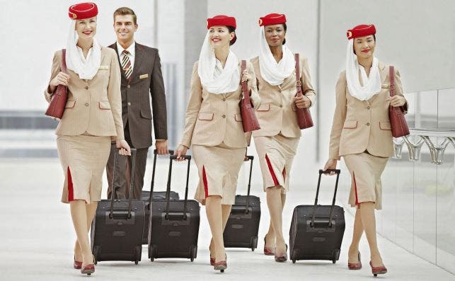 Varios azafatos dirigiÃ©ndose a un vuelo. Foto: Emirates