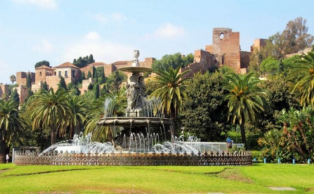 La Alcazaba, palacio fortificado de la Ã©poca musulmana. A sus pies se encuentran los restos arqueolÃ³gicos del Teatro Romano, que en los Ãºltimos aÃ±os ha recuperado su uso ocasional. FotografÃ­a: Freiheitsjunkie