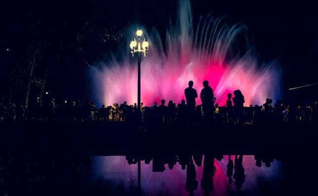 Fuente MaÌgica de MontjuÃ¯c en su espectÃ¡culo nocturno. Foto: Jordi CatalÃ 