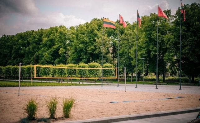 Tumbonas, arena, socorristas y hasta una cancha de voley playa. Foto: Go Vilnius.