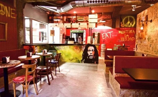 Graffitis y pintadas conviven en la decoraciÃ³n de Clandestino Burger Joint. 