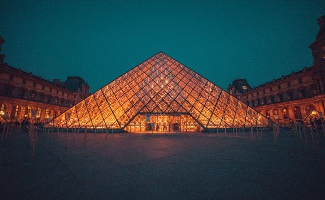 Gran PiraÌmide del Louvre. Foto Bharat Patil Unsplash