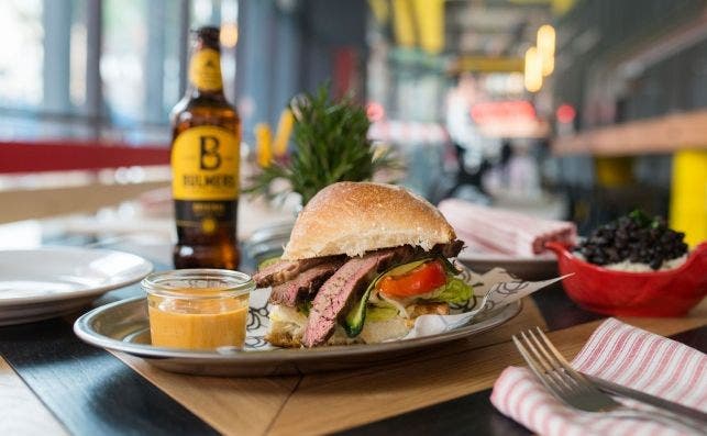 Hamburguesa de ternera a la brasa con queso fundido. Foto: Restaurante Limbo.