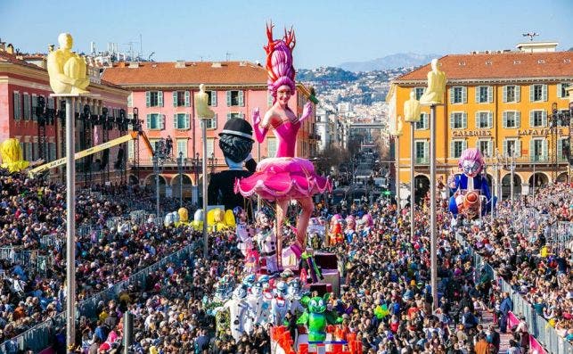 Hay todo un arte en torno a las imaginativas carrozas. Foto Turismo de Niza