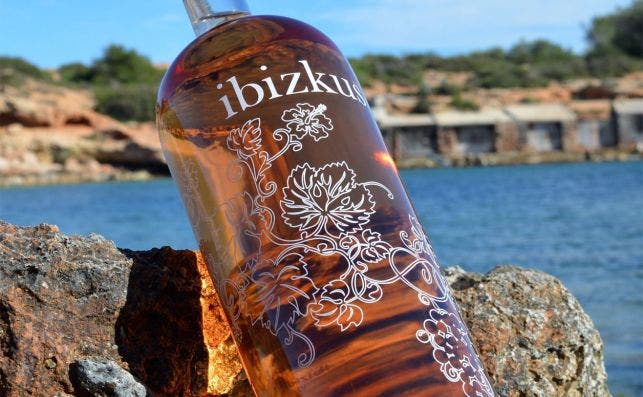 Botella del vino Ibizkus, en un paisaje ibicenco. Foto: Ibikcus