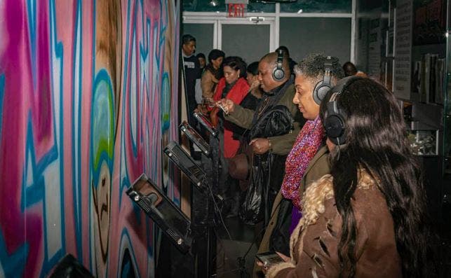 En la muestra pop-up se pueden escuchar obras claves del hip hop. Foto: UHHM.