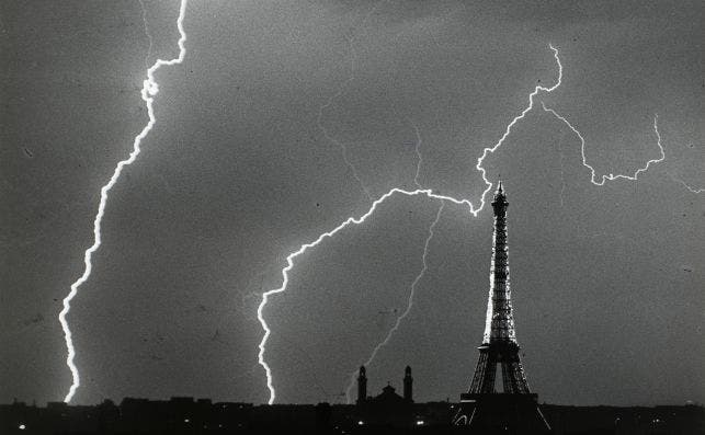 AndrÃ© KertÃ©sz. ParÃ­s, en verano, una tarde de tormenta 1925