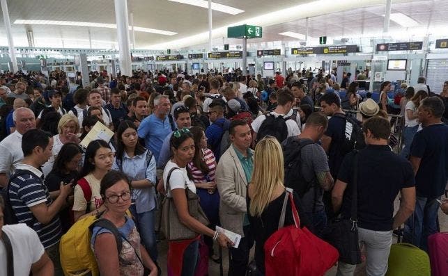 La patronal de las aerolÃ­neas temen que se repitan las largas colas vividas en El Prat hace un aÃ±o. EFE