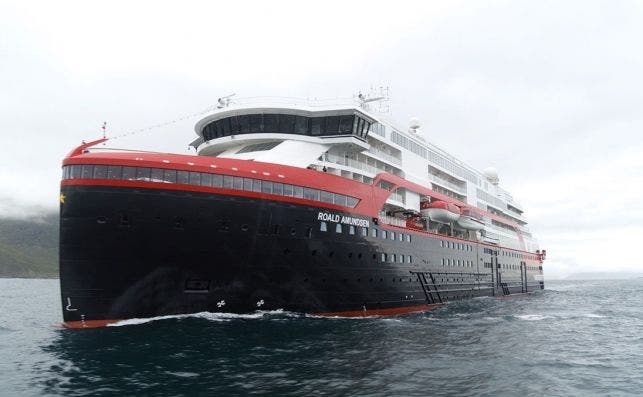 Los cruceros hÃ­bridos como el MS Roald Amundsen pueden reducir las emisiones un 20%. Foto: Hurtigruten.