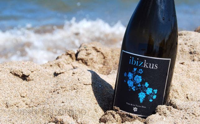 Ibizcus, vino de la Tierra Ibiza a la orilla de la playa. Foto: Ibizcus