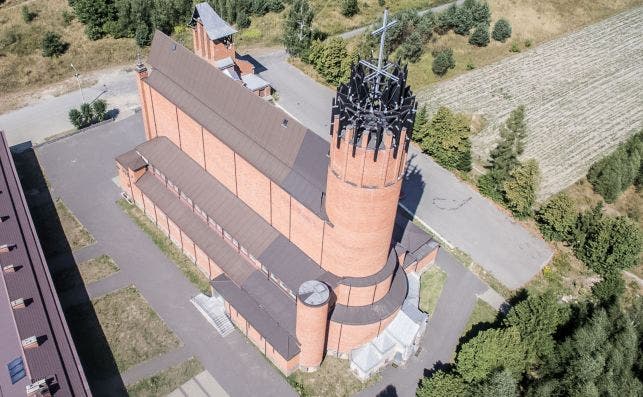 Iglesia de la Virgen Maria en Pionki Foto Igor Snopek