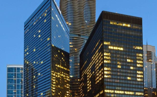 One Illinois Center (a la derecha), el minimalismo en las alturas de Mies van der Rohe. Foto Wikipedia