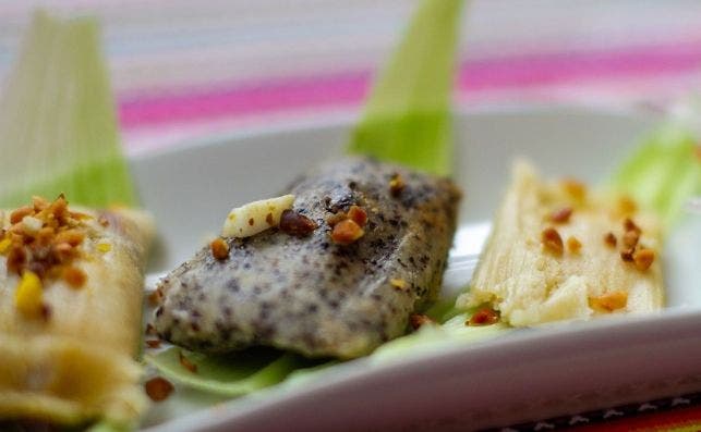 DegustacioÌn de platos tiÌpicos en el restaurante Huancahuasi. Tamales