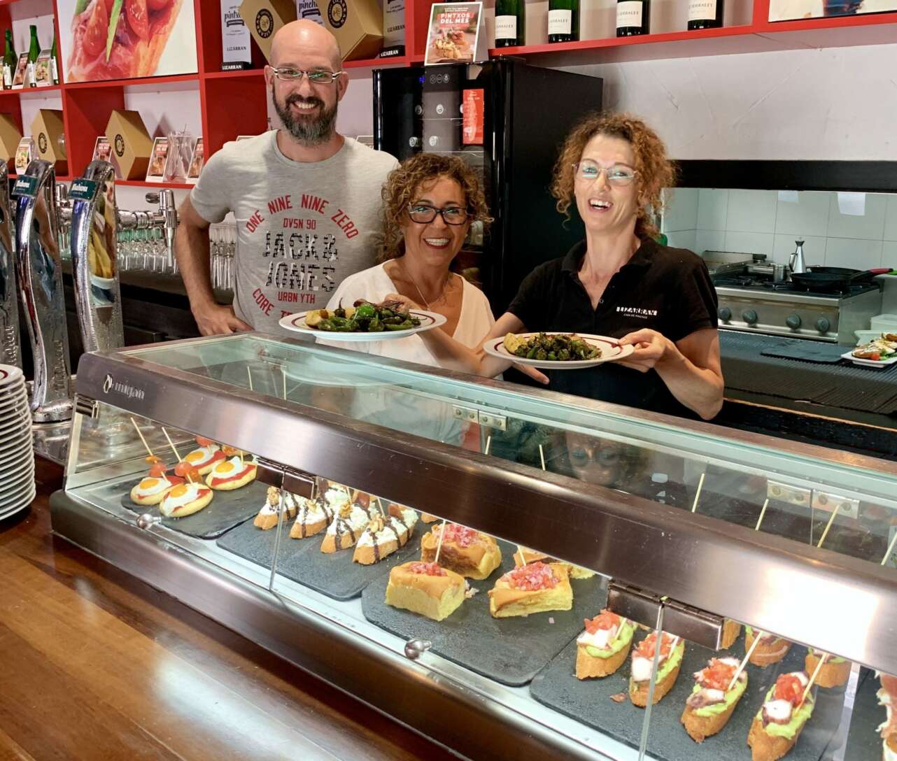 Oriol Toledano (i), Lourdes GarcÃ­a (c) y Susanna AguilÃ³ (d), en un restaurante Lizarran. Foto: Silvia Brenes