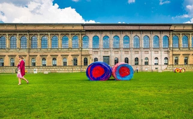 InstalaciÃ³n de arte 'Ballenernte' de Michael Beutler en la Pinacoteca Alta de MÃºnich