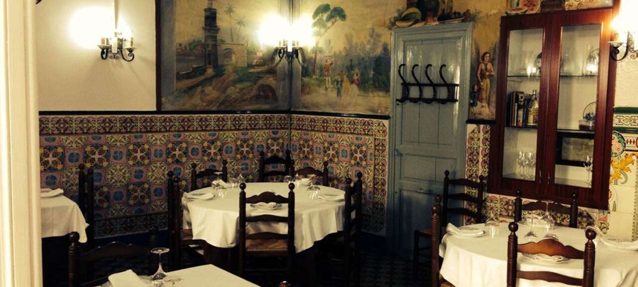 The interior of the Raca de la Paella dining room.  Photograph of El Raja de la Paella.