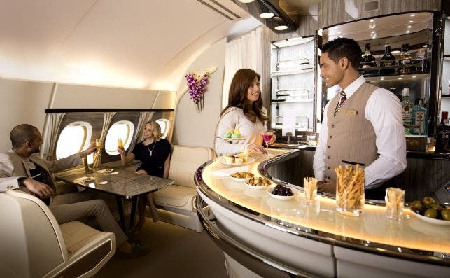 La sala lounge y el bar de los A380 de Emirates fueron renovados en 2017. Foto: Emirates.