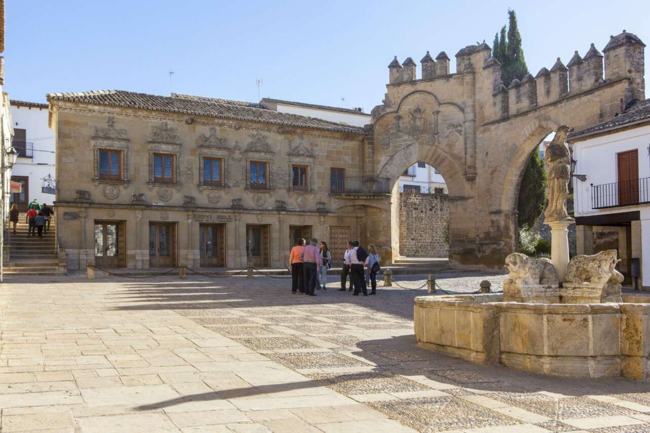 Baeza. Plaza del pÃ³pulo y puerta de JaÃ©n 