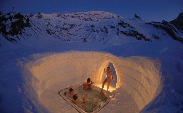 Jacuzzi privado en uno de los iglÃºs de Igloo Village.