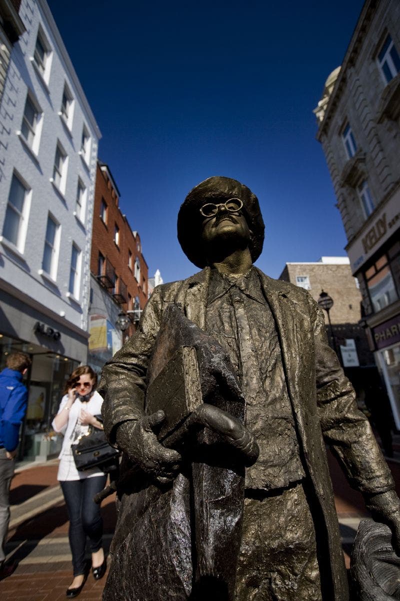 Estatua de James Joyce en DublÃ­n. Foto Turismo de Irlanda.
