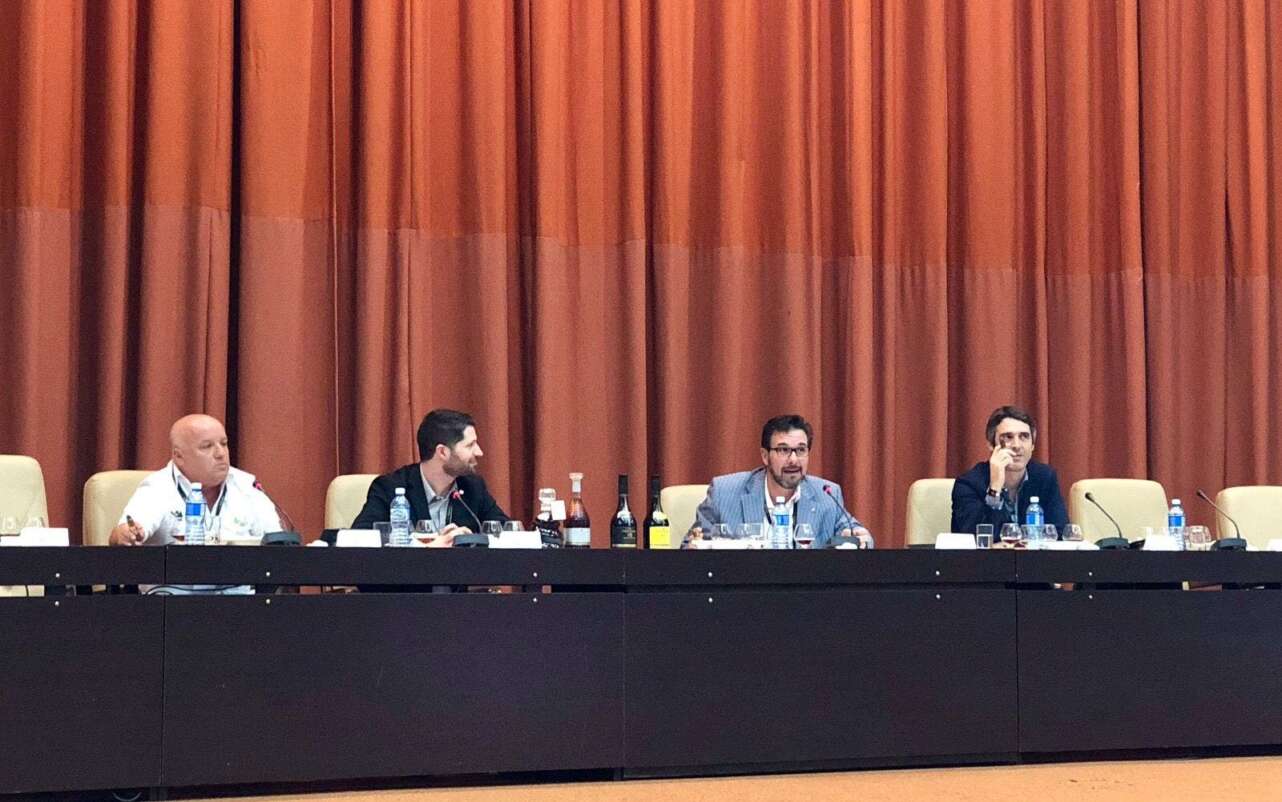 Javier Reynoso, Global Brand Ambassador Spirits de Familia Torres, segundo de la izquierda, oscuro, presidiendo el evento de la cata