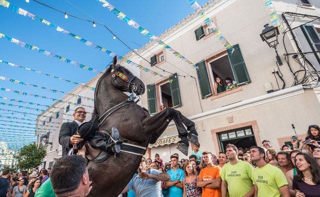 Las fiestas populares de Sant Joan en Menorca. Foto: Jez Timms - Unsplash