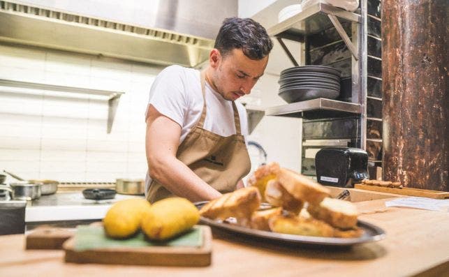Junior Franco es el cocinero de ese local tan especial que es la taberna Paraiso Travel.