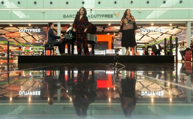 Junto al Gran Teatro Liceu, Aena ya ha llevado la Ã³pera al aeropuerto de Barcelona El Prat. Foto Enric Fontcuberta | EFE.