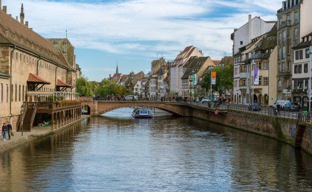 Estrasburgo estÃ¡ cruzada por canales que fluyen en el rÃ­o Rin. Foto: Kanan Khasmammadov-Unsplash.