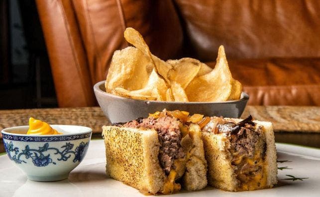 Katsu Rum Burger Cebollita al Ron. Foto: Maito Restaurant.