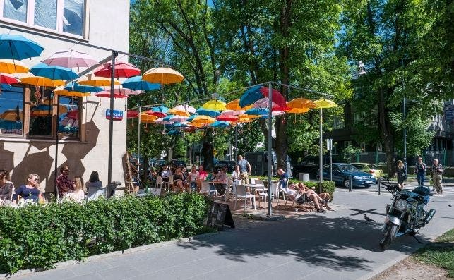 Ambiente en la calle calle Francuska, poblada por tascas y restaurantes. Foto Turismo de Polonia.