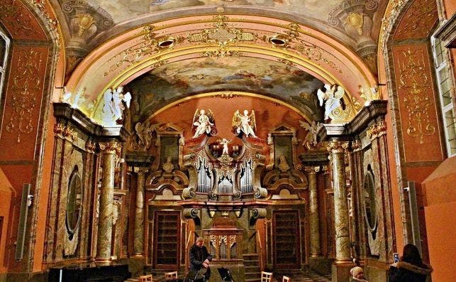 La Capilla de los Espejos, otra elaborada muestra del barroco. Foto: Wikipedia