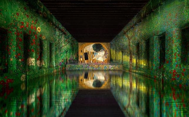 SimulaciÃ³n 'Klimt, dâ€™or et de couleurs'. Foto: Bassins de LumiÃ¨res | Culturespaces | akg-images. 