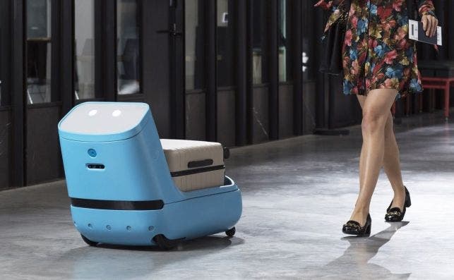 KLM cuenta con un robot que lleva el equipaje a los pasajeros en el aeropuerto. Foto: KLM.