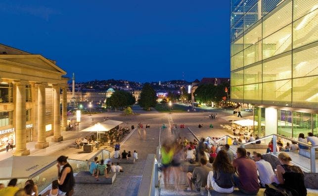 Ambiente en la Schlossplatsz, frente al Palacio Nuevo. Foto Turismo de Stuttgart.