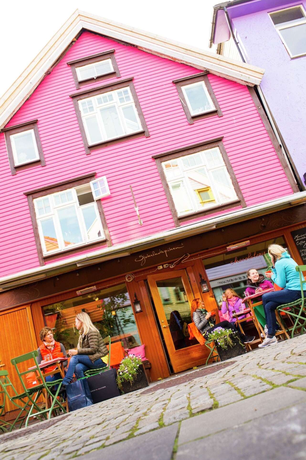 La calle Ovre Holmegate estaÌ plagada de cafeÌs y encantadoras tiendas. Foto: Innovation Norway.