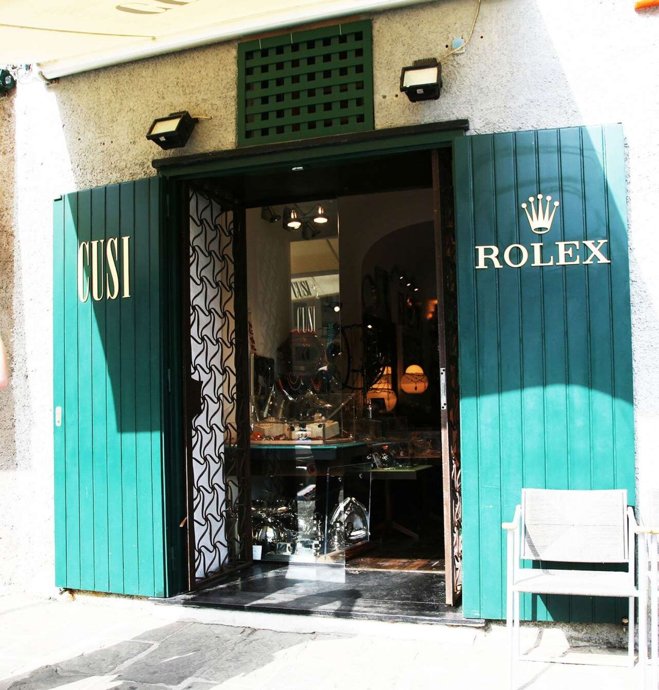 La cantidad de boutiques de lujo testifica el nivel adquisitivo de los visitantes de Portofino. Foto Manena Munar.
