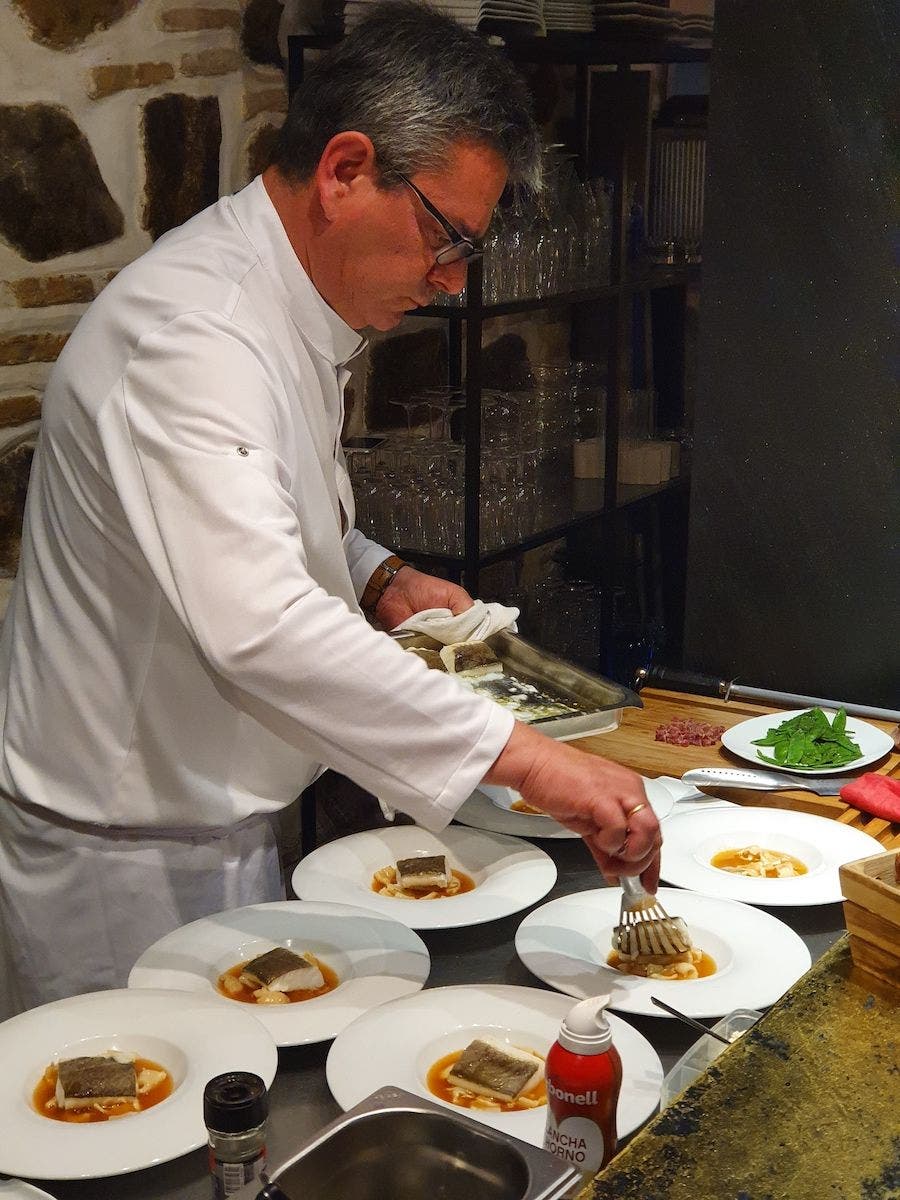 La cocina que propone el chef ViÌctor SaÌnchez Beato sigue el concepto de las barras japonesas