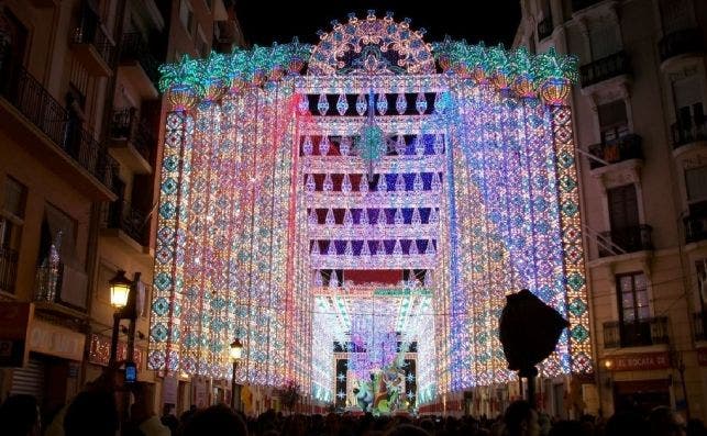 La iluminaciÃ³n de la falla Cuba Puerto Rico es impresionante. Foto J.M. Torres.