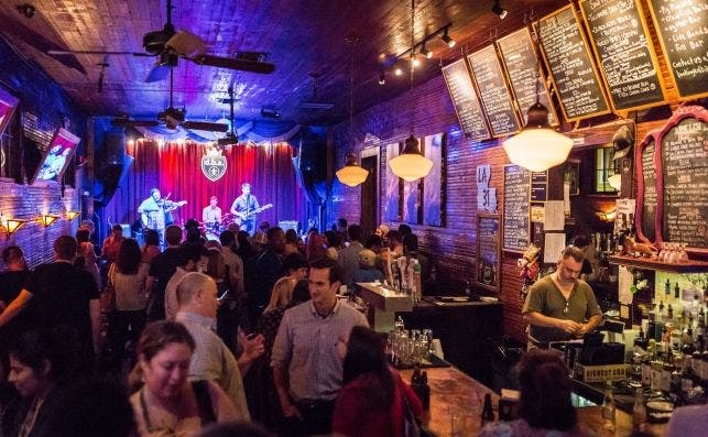 La mÃºsica toma diariamente todos los espacios de Frenchmen Street. Foto Zack Smith NewOrleans.com.