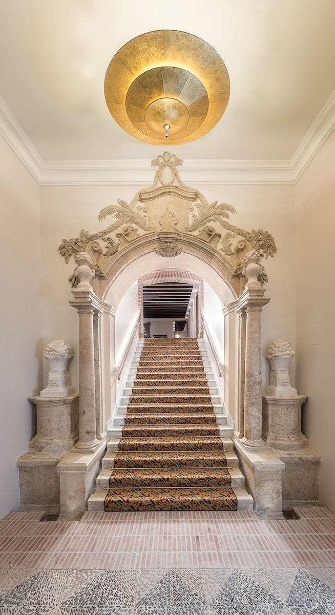 La rehabilitacioÌn logroÌ salvar la imponente escalera de entrada. Foto Hotel Palacio Solecio.