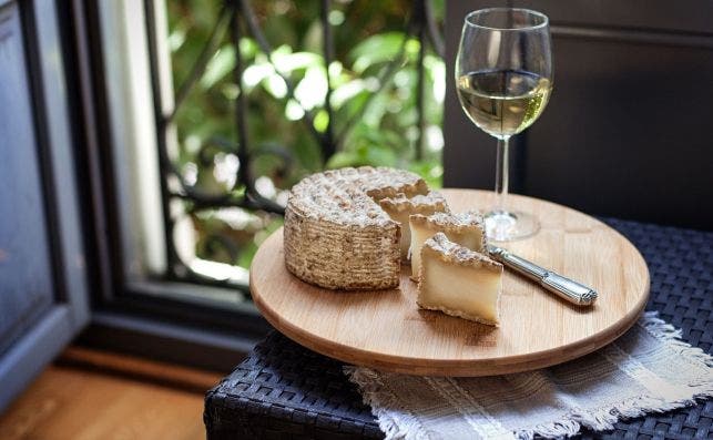 La suma de queso y vino es siempre una buena idea. Foto: Getty Images.
