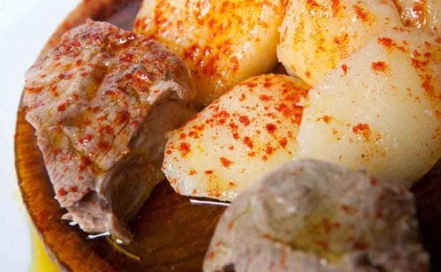 La tapa de carne con patatas gallegas y pimentoÌn de O Dezaseis no hay que perdeÌrsela. Foto Facebook