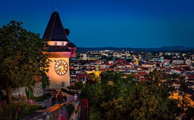 La Torre del Reloj es uno de los siÌmbolos de la ciudad. Foto Werner Krug Turismo de Graz