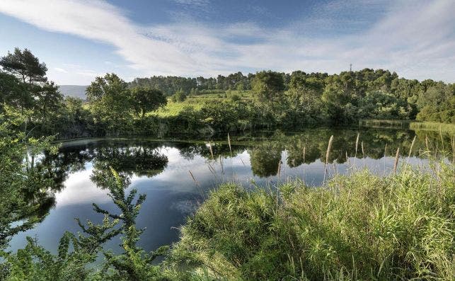 Lago de la Vinya dels FoÌ€ssils. Foto: RaventoÌs i Blanc