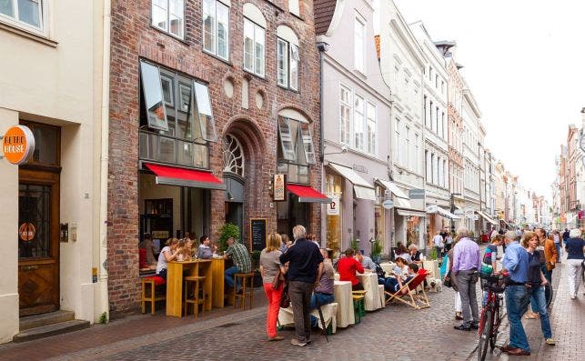 Las bulliciosas calles HuÌˆxstraÃŸe y FleischhauerstraÃŸe son idoÌneas para ir de compras. Fotos www.die huexstrasse.de