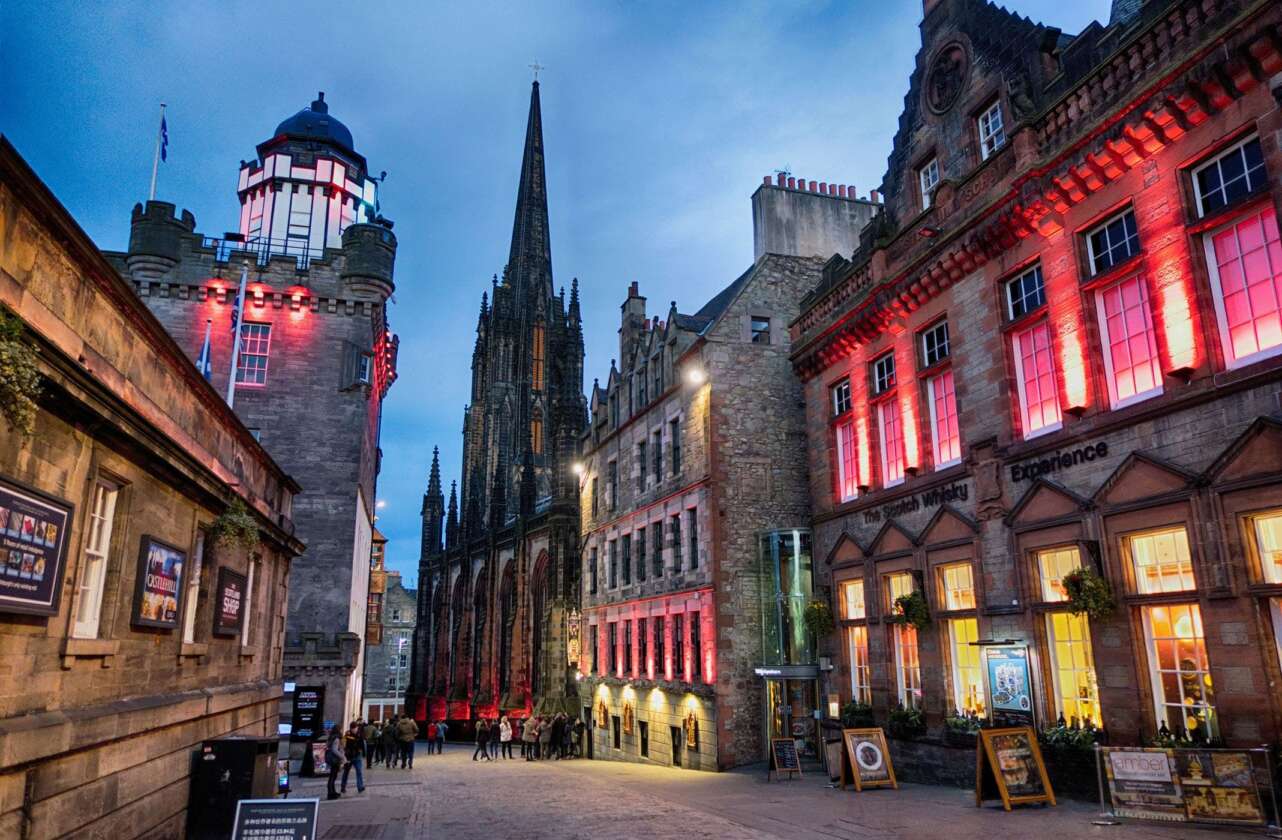 Las calles de Edimburgo guardan oscuras historias. Foto Pearl Lung Visit Britain.