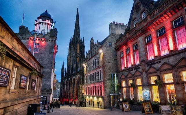 Las calles de Edimburgo guardan oscuras historias. Foto Pearl Lung Visit Britain.